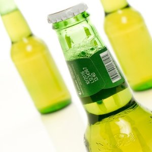 Codificadora e impresora para botella de vidrio en industria de alimentos y bebidas