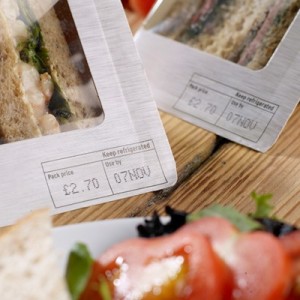 Codificadora e impresora Serie Ax para etiquetas plastificadas en Servicio de alimentos